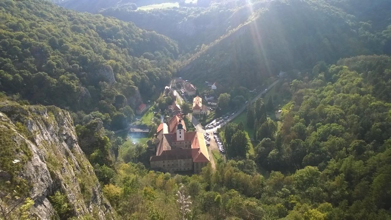 Hotel Obecna Skola Svatý Jan pod Skalou Zewnętrze zdjęcie
